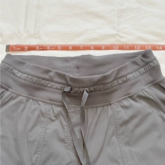 Lululemon dance studio Gray Size 6 cropped pants - Picture 5 of 15